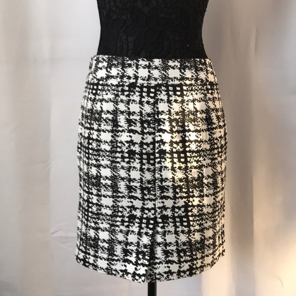 Ann Taylor Black and White Patterned Skirt - Picture 2 of 3